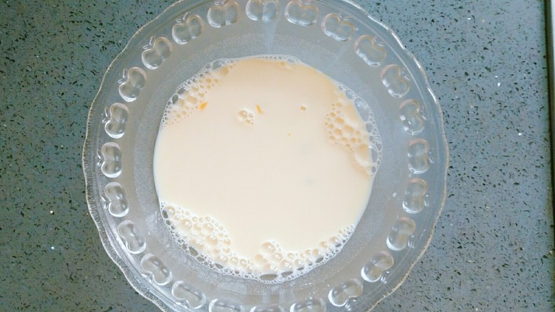 法式肉松吐司,在鸡蛋液里加入牛奶搅拌均匀(如果你不嫌麻烦可以将蛋液过滤,口感会更好😊😊)