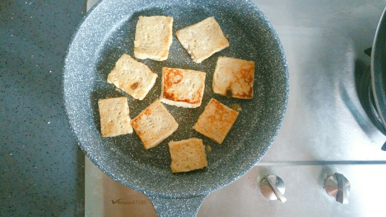 法式肉松吐司,在锅底铺上吐司片,煎至两面金黄(注意控制火候,不然容易糊)