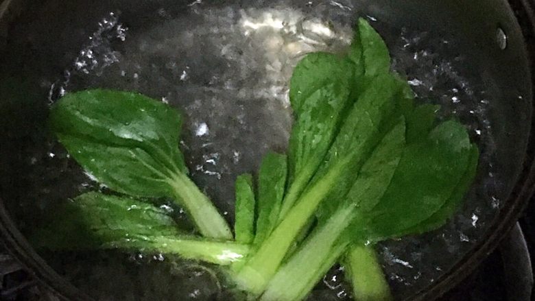 酸奶饼,小白菜放到开水锅里煮熟。
tip:小白菜可以替换成菠菜等蔬菜。
