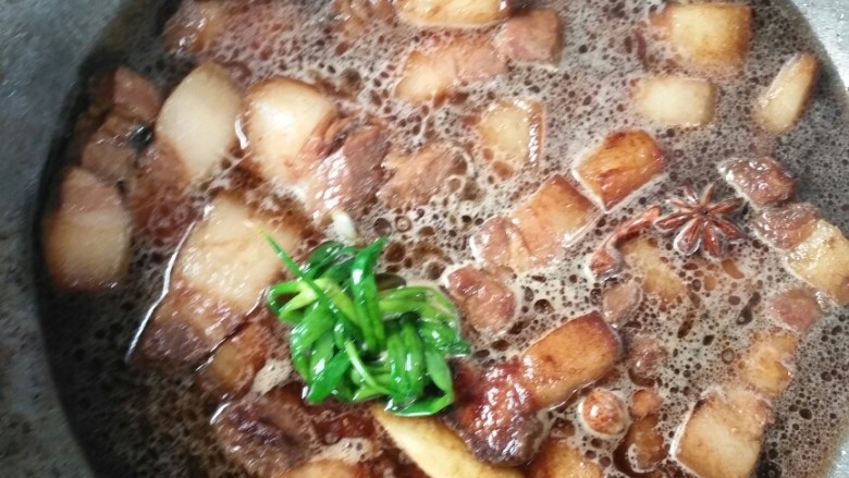 瑞氏红烧肉,加适量的水,没过肉再稍多一点,再放3―5块冰糖,适量的盐,大火烧开转小火煮