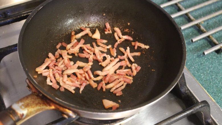 土豆方块,将培根煎至微焦,取出备用。用剩菜的肉块切细也是可以。