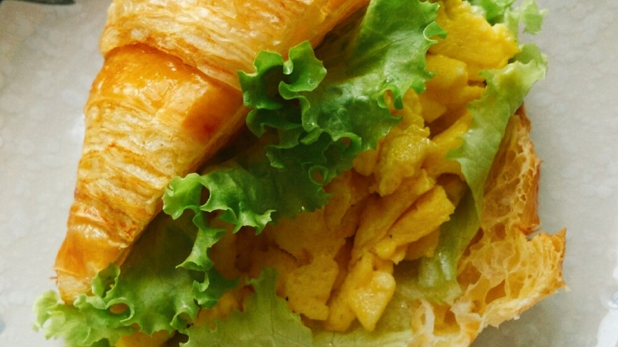 滑蛋可颂三明治