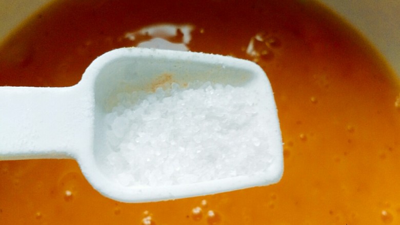 滑蛋可颂三明治,两个<a style='color:red;display:inline-block;' href='/shicai/ 9'>鸡蛋</a>打散加盐和<a style='color:red;display:inline-block;' href='/shicai/ 219'>牛奶</a>
过滤一遍