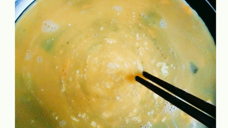 滑蛋可颂三明治,锅中融化<a style='color:red;display:inline-block;' href='/shicai/ 887'>黄油</a>，开最小火倒蛋液，用筷子不停搅拌至凝固