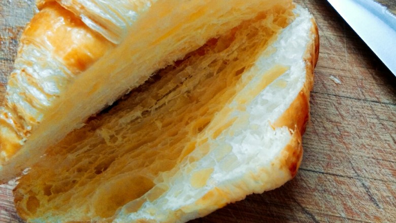 滑蛋可颂三明治,这时切开<a style='color:red;display:inline-block;' href='/shicai/ 13324'>可颂</a>，加入<a style='color:red;display:inline-block;' href='/shicai/ 121'>生菜</a>