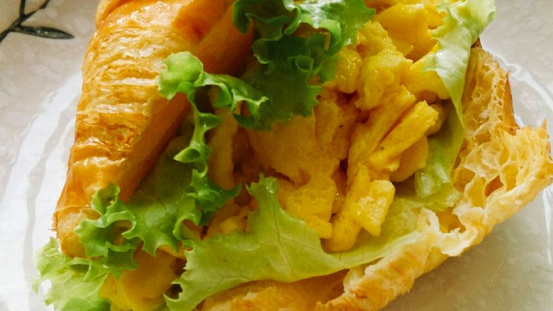 滑蛋可颂三明治,最后加滑蛋，即可享用