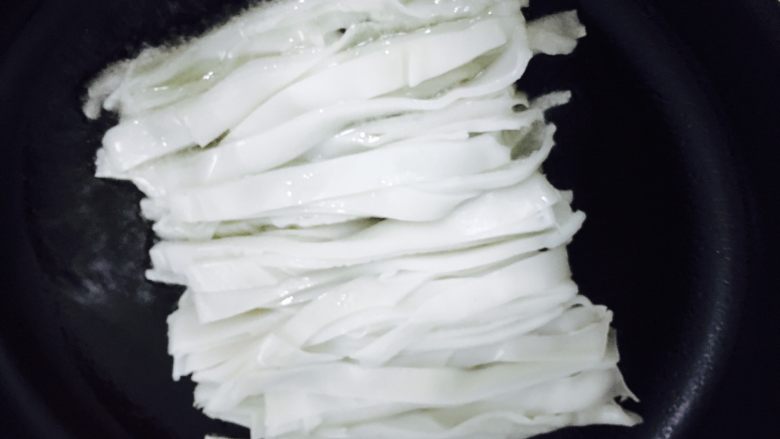 潮汕老式炒粿条,油热后把粿条放进锅里煎,粿条不要弄散