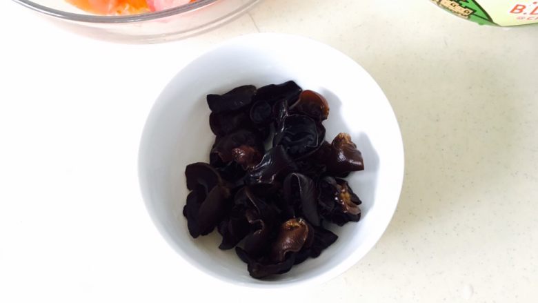 不好看却好吃的烩面片,首先用温水泡发<a style='color:red;display:inline-block;' href='/shicai/ 136'>黑木耳</a>(包装上说要泡一小时噢)
