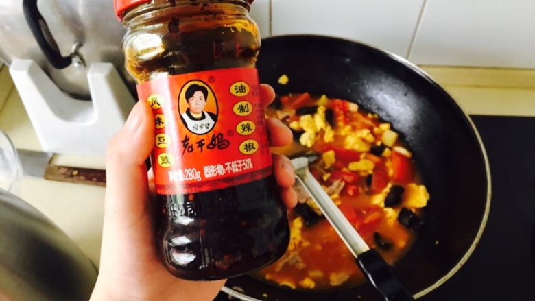 不好看却好吃的烩面片,加入两小勺盐,一勺糖一勺鸡精,根据喜好加入辣子和醋(最好用干的辣子比较香,可是我们家没有哎)