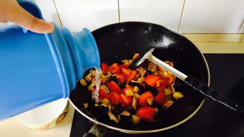 不好看却好吃的烩面片,锅中倒入开水没过所有食材然后再高出两三厘米,盖上锅盖焖15分钟