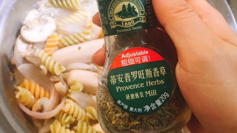 吃不胖的奶油芝士蘑菇意面,撒入香料~中小火焖至收汁。