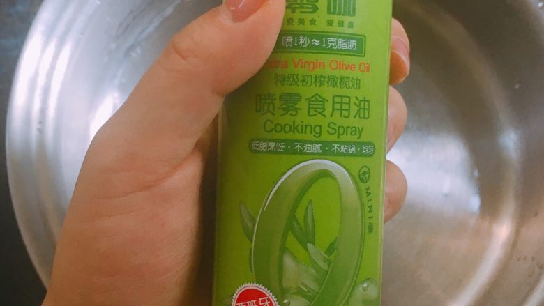 吃不胖的奶油芝士蘑菇意面,煮意面时另起一锅,放油。我用的是喷雾橄榄油,可以控制油量比较方便。