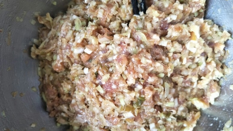 葫芦肉馅饺子,肉馅放胡椒粉鸡精葱末姜末五香粉拌匀,锅热饭花生油和香油葱末煸香,再放老抽和生抽关火放凉待用,葫芦丝去水剁碎饭肉馅里,放盐,炸好的葱花油拌匀,馅成了!
剩下擀皮包饺子就可以了😁