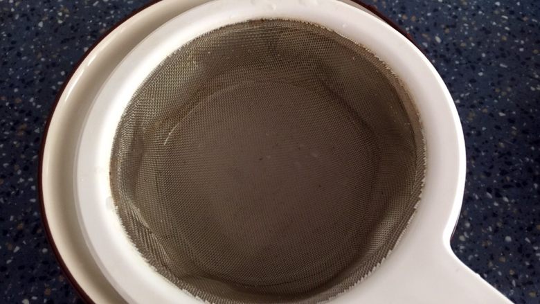 椰子鸡汤,把椰子水倒出来,可以过滤一下,扎洞的时候可能会有一些渣渣。