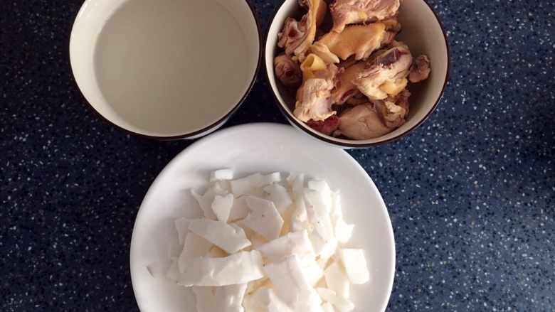 椰子鸡汤,食材处理:
1)鸡洗干净,去掉肥的肉,焯水捞起备用。
2)椰子处理会比较麻烦一点,先在头上扎2个小洞,把水倒出来,在把里面白白的肉弄下来。
3)姜洗干净去皮切成。