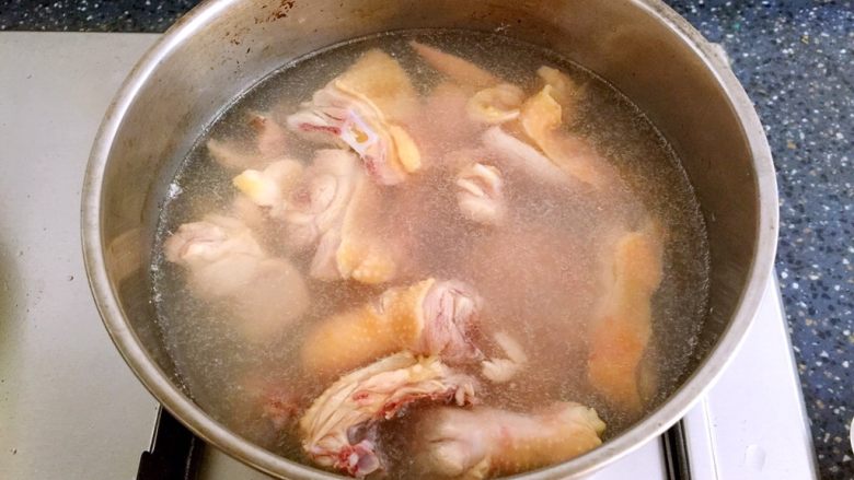 椰子鸡汤,洗干净的鸡肉焯水。
准备一小锅水,放几片姜片,烧开后把鸡肉放入锅中焯水,捞起来备用。