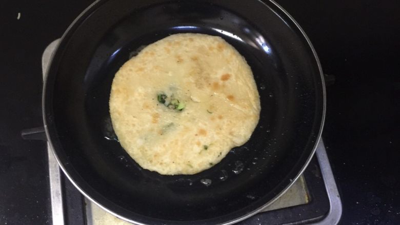 荠菜馅饼,锅里放油,小火,饼放里,两面不断的翻,防止糊了。大概2到3分钟,就行。