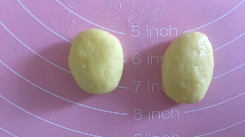 爱你,维尼,耳朵分别是两个5g左右的,压在大面团下面。
