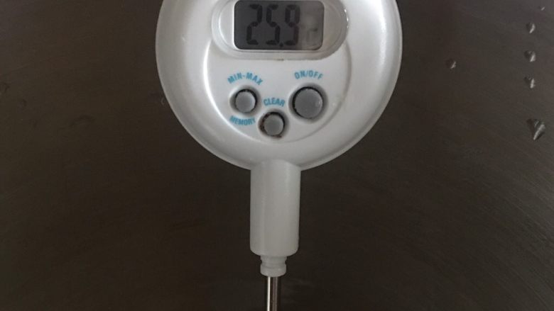 爱你,维尼,注意测面团温度,因为现在天气太热了,面团温度很容易就会过,太热了要适当降温。