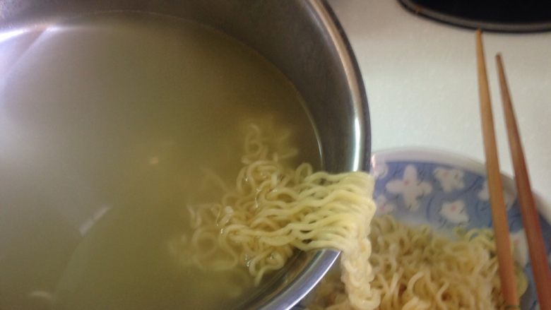 香辣印尼炒麵,將麵撈出,要做乾式炒麵