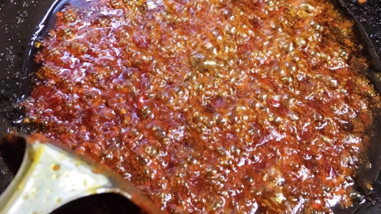 藿香鲫鱼
,锅里留适量油,烧热后倒入豆瓣酱炒出红油(小火炒,不然豆瓣酱会容易煎焦变色。)。