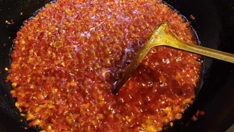 藿香鲫鱼
,放入泡椒泡姜大蒜炒香,可以用小火慢炒,炒香所有配料,如图所示。