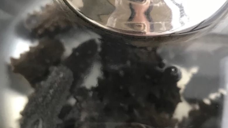 海参泡发(普通锅煮),开始用普通水和海参一起盖锅盖大火煮,煮开后改中小火,冒小气泡,敞开锅盖煮,这时候开始计时,50到60分钟左右。煮的少的时候,锅里水加的满满的,中途无需加水,也不用总盯着。多的时候就要像煮饺子似的,看着,免得粘锅。时间视海参大小定,大头的大海参时间 长。80头以上30分钟左右,以下的大海参煮的时间要长,好的干参煮的时间长。煮好后自然凉透。取出放入无油器皿,加纯净水及纯净水冰块冷藏泡发。
火候在泡发过程中真的很重要。中小火有多大?和灶头、个人感官、煮的器物都有关系。