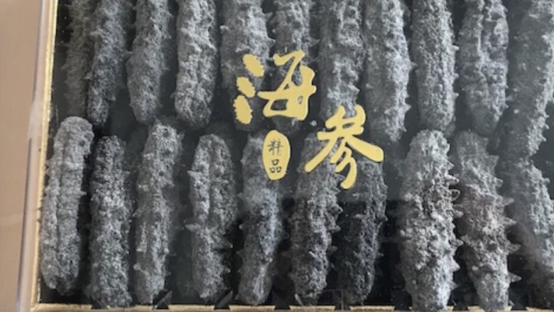 海参泡发(普通锅煮),也可以不一次全发,放在干燥避阳的地方,只发一部分海参。
老<a style='color:red;display:inline-block;' href='/shicai/ 72629'>淡干海参</a>,不是盐干海参,表面是一层盐结晶体,很轻,是我们胶东地区最古老的传统工艺,无现在市面上那些复杂的添加及多次水洗脱盐工艺流程,最大限度保留了海参的营养物质不流失。