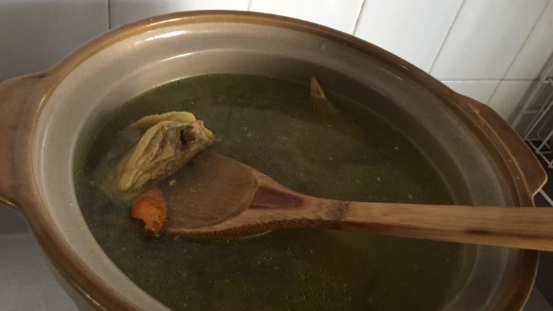 猴头菇黄姜土鸡汤,炒至鸡肉六七成熟后把肉和姜转移到刚才的砂锅热水中熬汤;