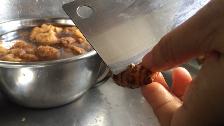 猴头菇黄姜土鸡汤,小黄姜去皮,拍扁,待用;