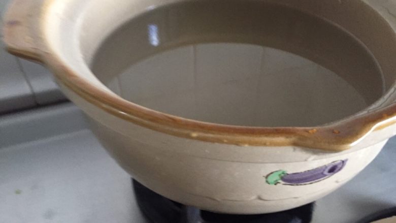 猴头菇黄姜土鸡汤,准备煲汤,砂锅先煮一锅热水;