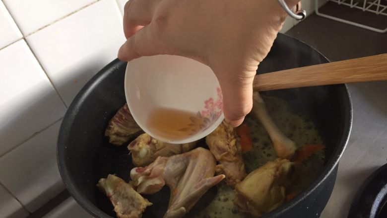 猴头菇黄姜土鸡汤,倒入料酒,继续大火翻炒;