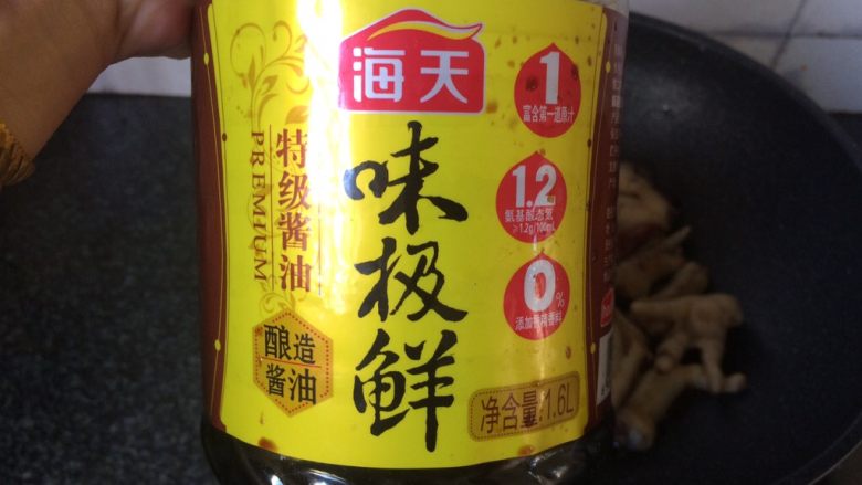 酱香鸡爪,加入4勺<a style='color:red;display:inline-block;' href='/shicai/ 788'>生抽</a>