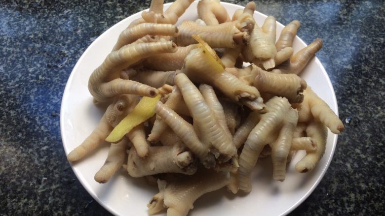 酱香鸡爪,和姜片一起捞出备用