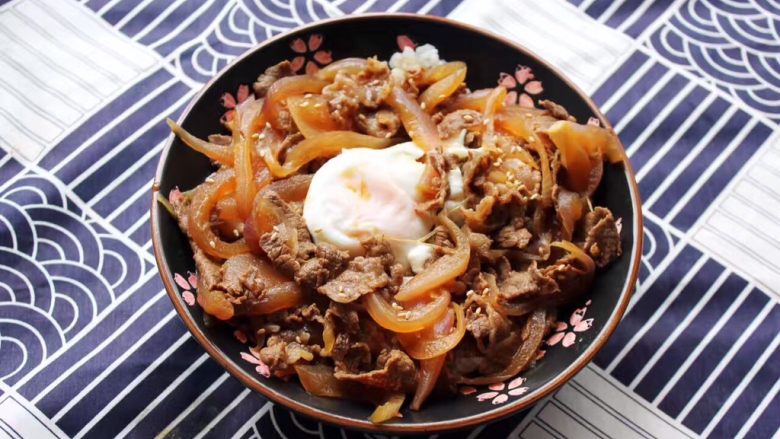 好吃易做无油减肥的仿食其家牛肉丼（含番茄牛肉丼的制作）,牛肉收汁完成盖在饭上，放个蛋，是不是已经很好吃的样子啦！