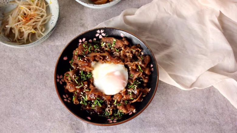 好吃易做无油减肥的仿食其家牛肉丼(含番茄牛肉丼的制作),再撒上青葱。是不是更好看了呢!