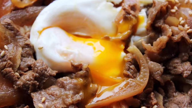 好吃易做无油减肥的仿食其家牛肉丼(含番茄牛肉丼的制作),看,外面都是熟的了,里面是流心的好看的蛋黄液,要买可食用的鸡蛋哦!卫生很重要呢!