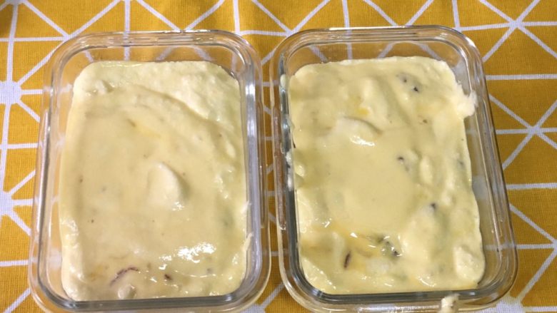 蔓越莓米饭蛋糕,倒入饭糊。轻震几下去除过多气泡。冷水上锅,中火蒸20分钟左右。
刷油方便脱模。