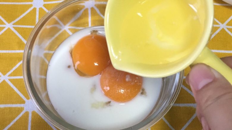 蔓越莓米饭蛋糕,加入玉米油,搅拌均匀。