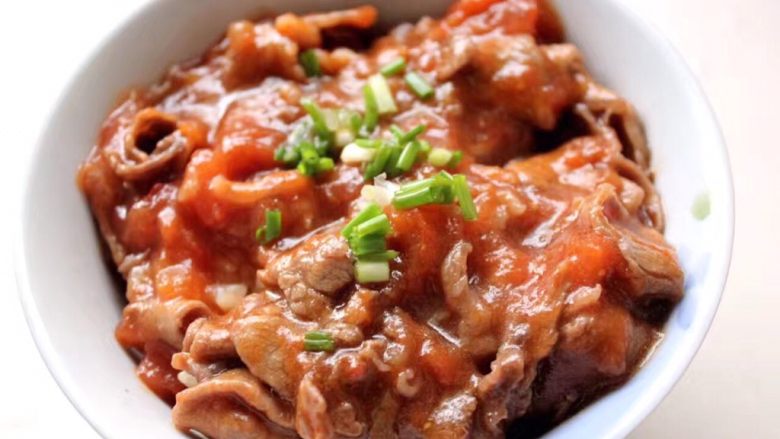 好吃易做无油减肥的仿食其家牛肉丼(含番茄牛肉丼的制作),也可以试着在里面放番茄哦,当然这个番茄就要切成小丁,稍微炒一下,炒的出汁,再等牛肉快收汁完成的时候再倒入混合!酸酸甜甜就是我!!超好吃的!