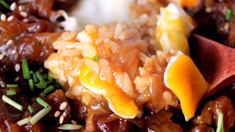 好吃易做无油减肥的仿食其家牛肉丼(含番茄牛肉丼的制作),汁水透过牛肉,渗透到米饭上,米饭和蛋黄液也完美地融合在了一起!是不是超诱人哒!完全想不到这个牛肉一点油都没放!