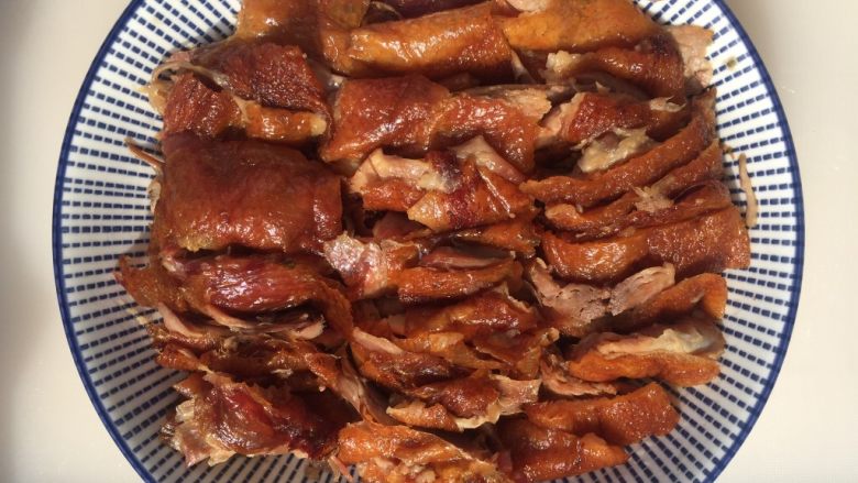 薄饼卷烤鸭(家常版北京烤鸭),切完如图,摆盘。