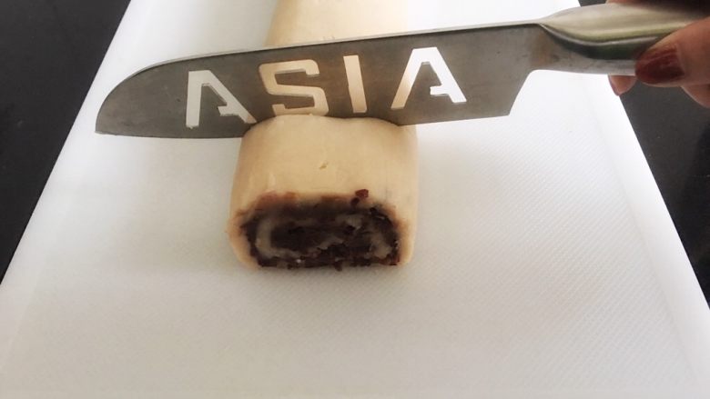 赖爸芸豆卷,定型后,切件。