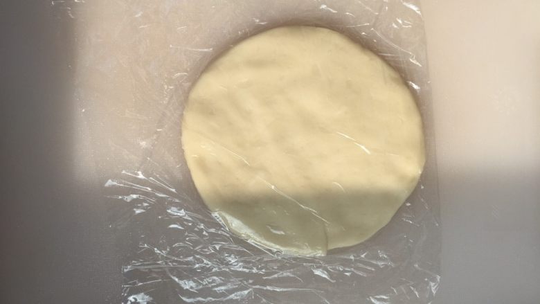 薄饼卷烤鸭(家常版北京烤鸭),用保鲜膜把饼皮包好。蒸锅中放水,水烧开后上锅蒸10分钟。