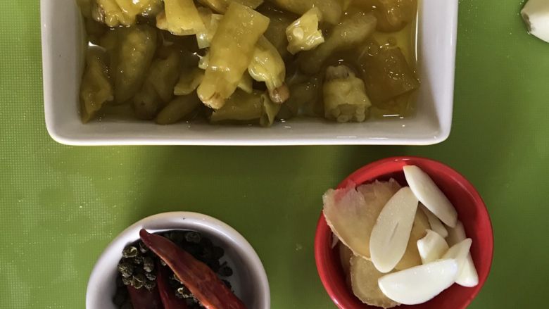 家常酸汤肥牛,准备配料,葱姜切片,山椒切断。注意不是花椒是青椒,麻香麻香的。(我家没葱了,注意大葱切圈😁)