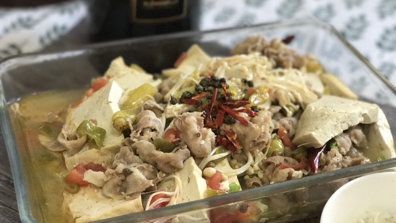 家常酸汤肥牛,出锅后可以在顶部撒些青椒粒和辣椒丝,用热油浇下,特别提味!😋