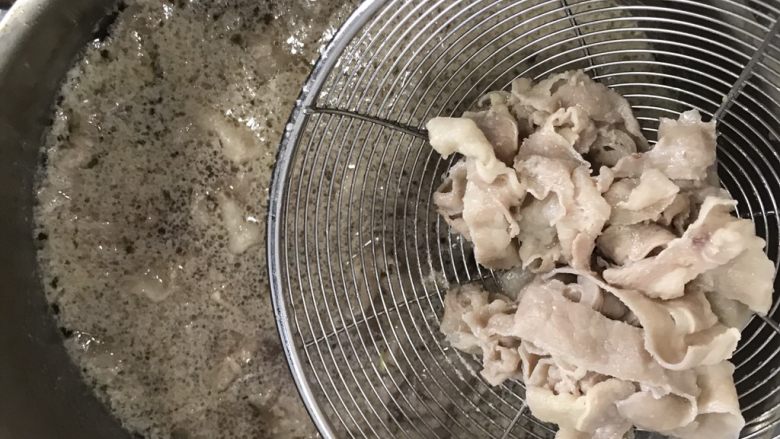 家常酸汤肥牛,牛肉卷撇开肉沫,煮好捞起