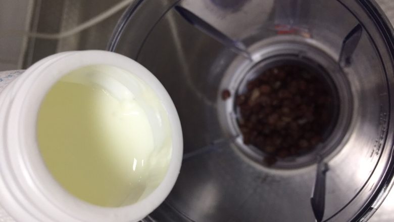 超简易红豆酸奶冰棒,加入适量酸奶和糖粉,做三个的话大半瓶就够了