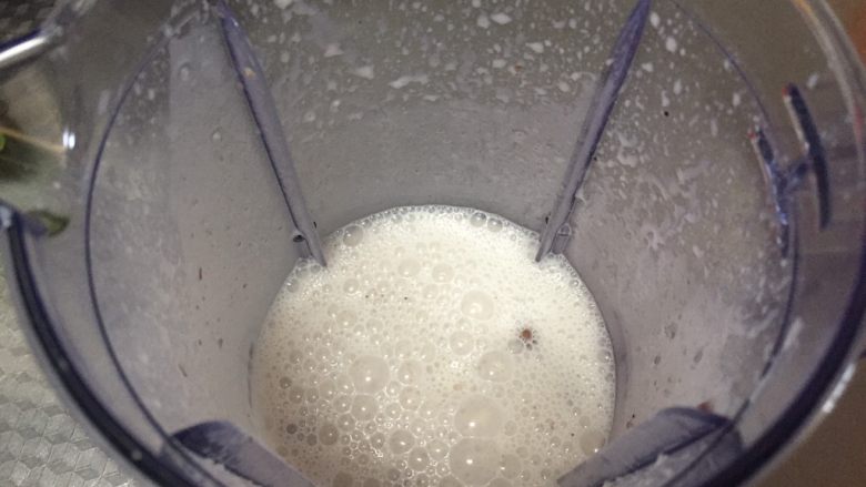 超简易红豆酸奶冰棒,启动搅拌杯,搅打1分钟,有没打碎的的红豆也没关系,轻摇搅拌杯使上面的气泡消除