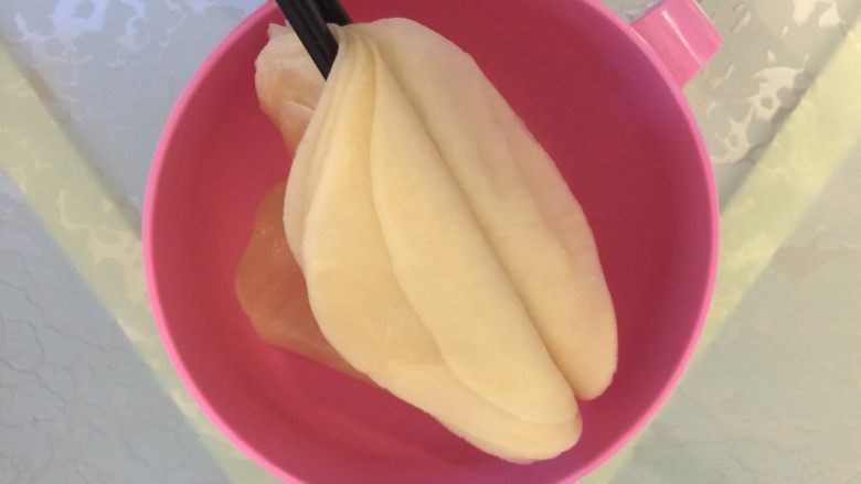 薄饼卷烤鸭(家常版北京烤鸭),饼会自然分开的,比有些春饼店的好分开。图片是用筷子夹起来抖一下的效果。